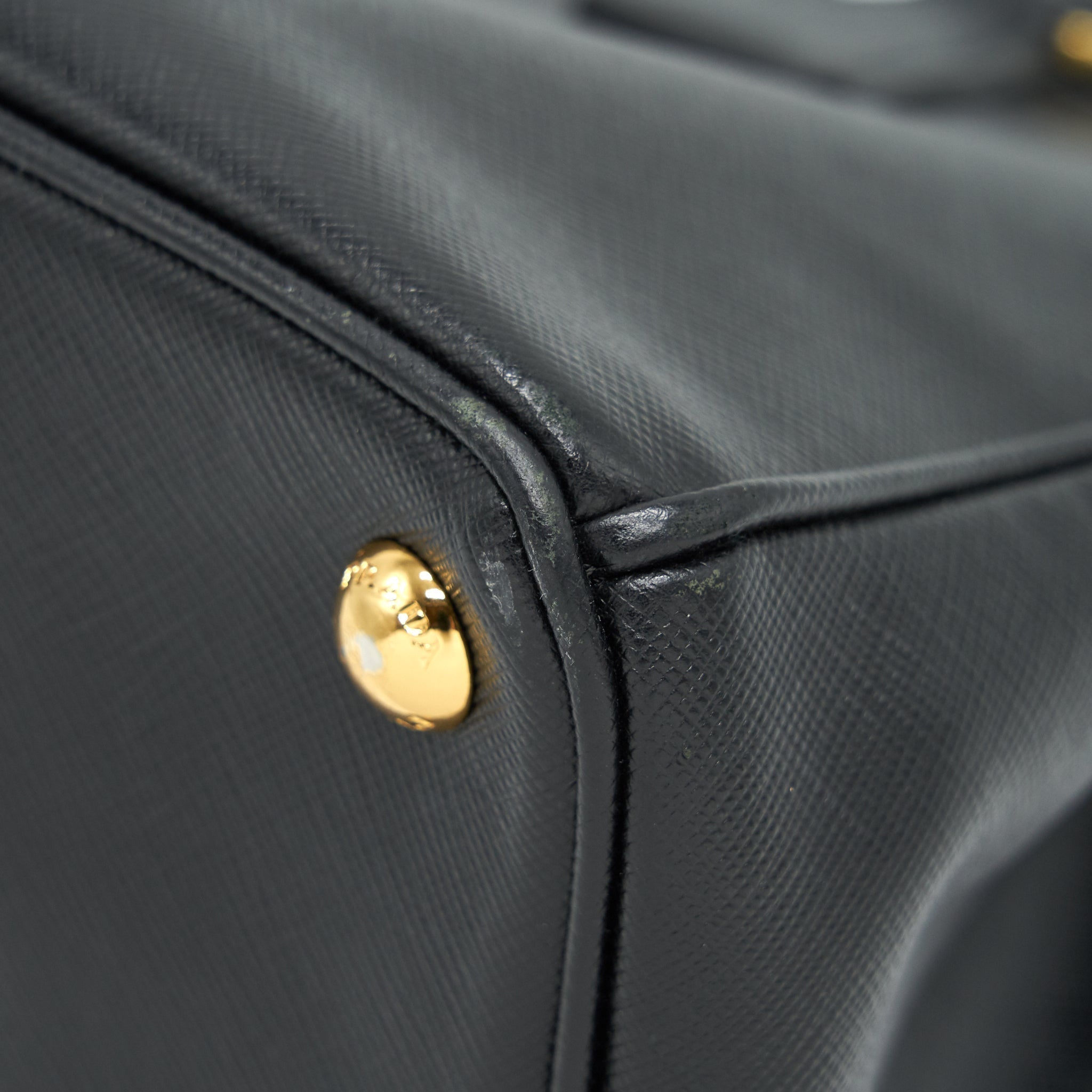 prada-saffiano-tote-bag-in-black