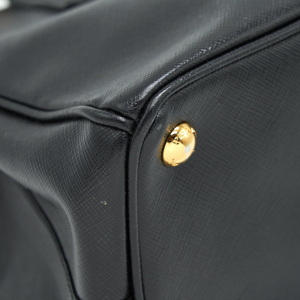 prada-saffiano-tote-bag-in-black