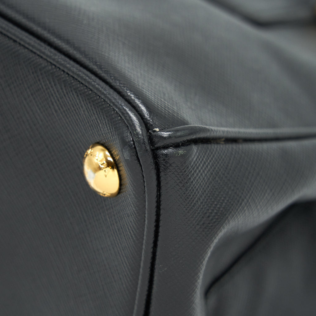 prada-saffiano-tote-bag-in-black