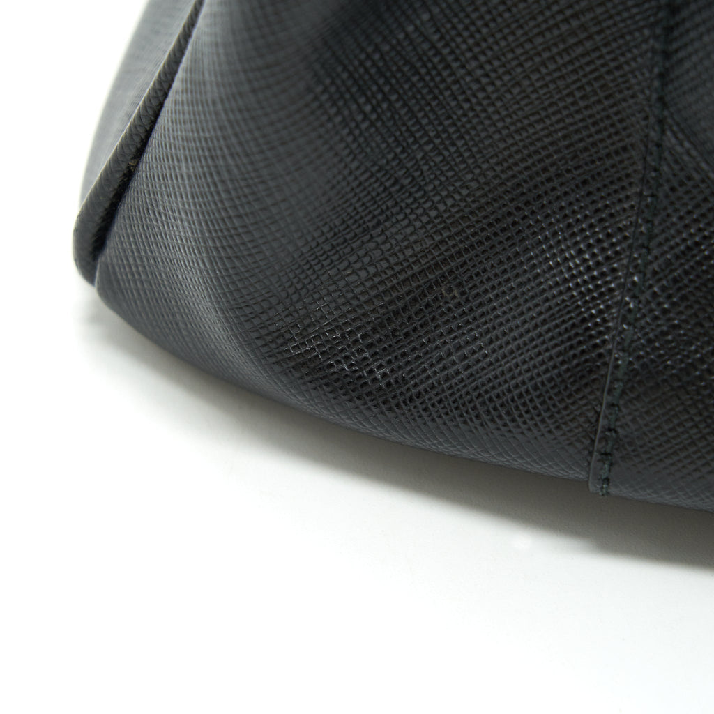 prada-saffiano-tote-bag-in-black