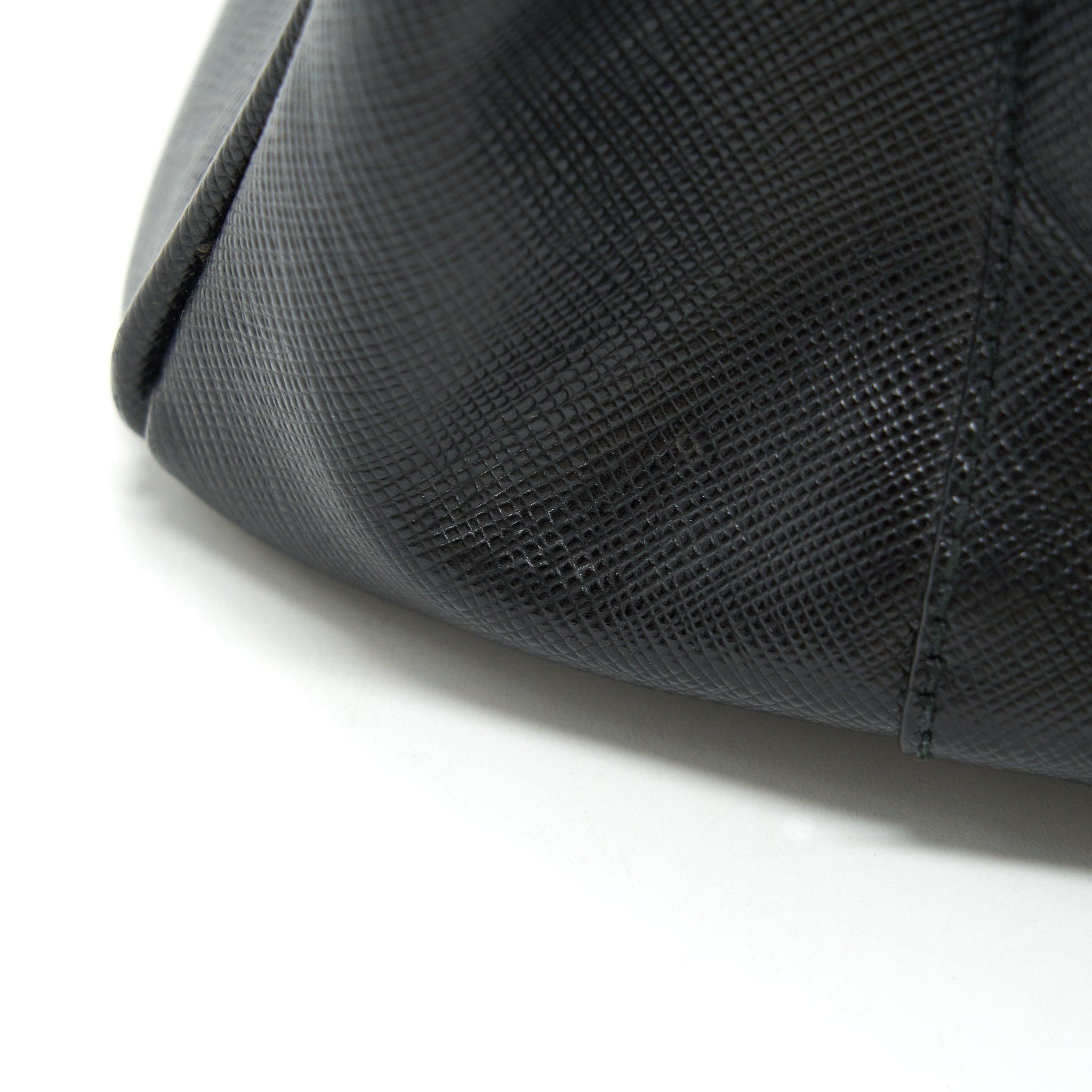 prada-saffiano-tote-bag-in-black