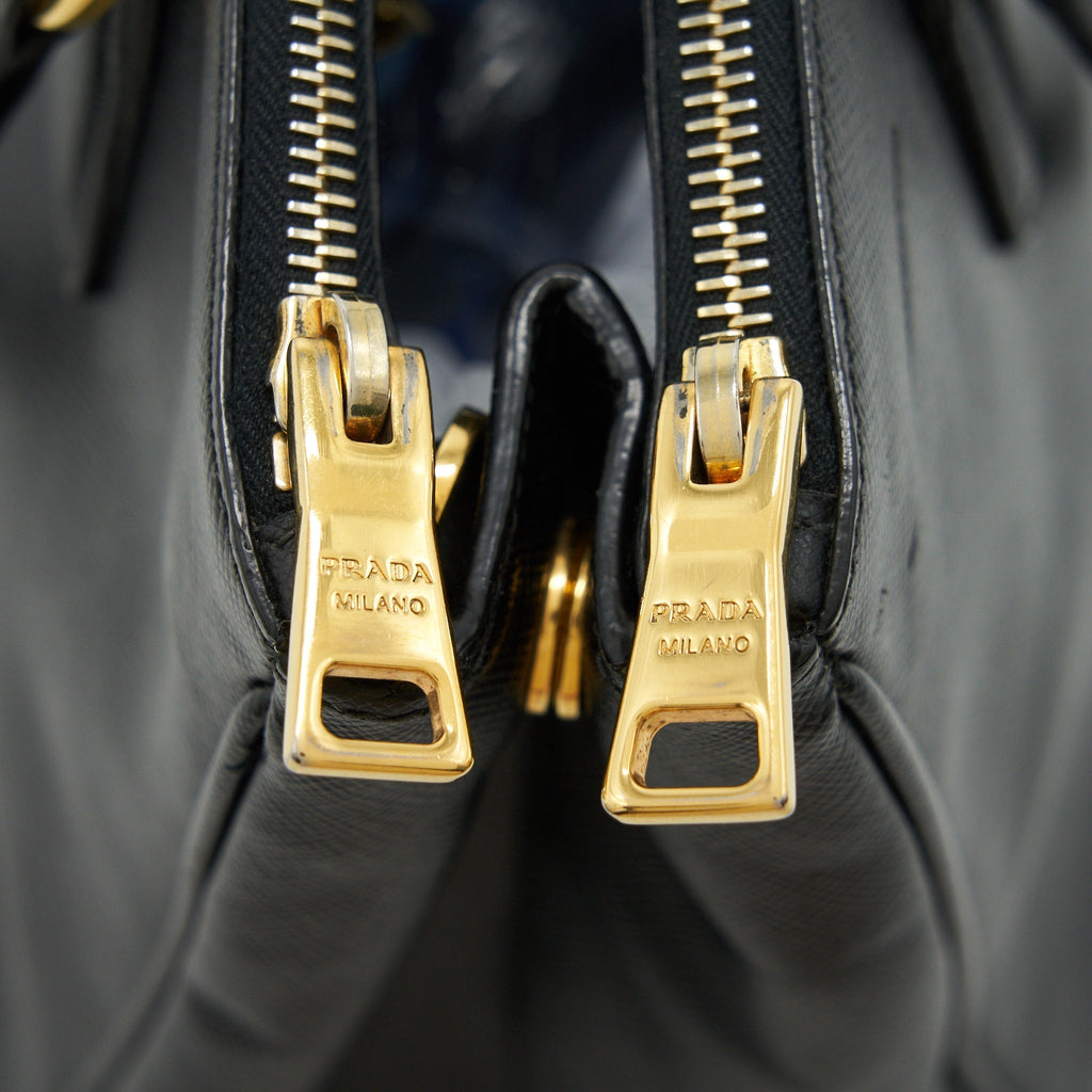 prada-saffiano-tote-bag-in-black