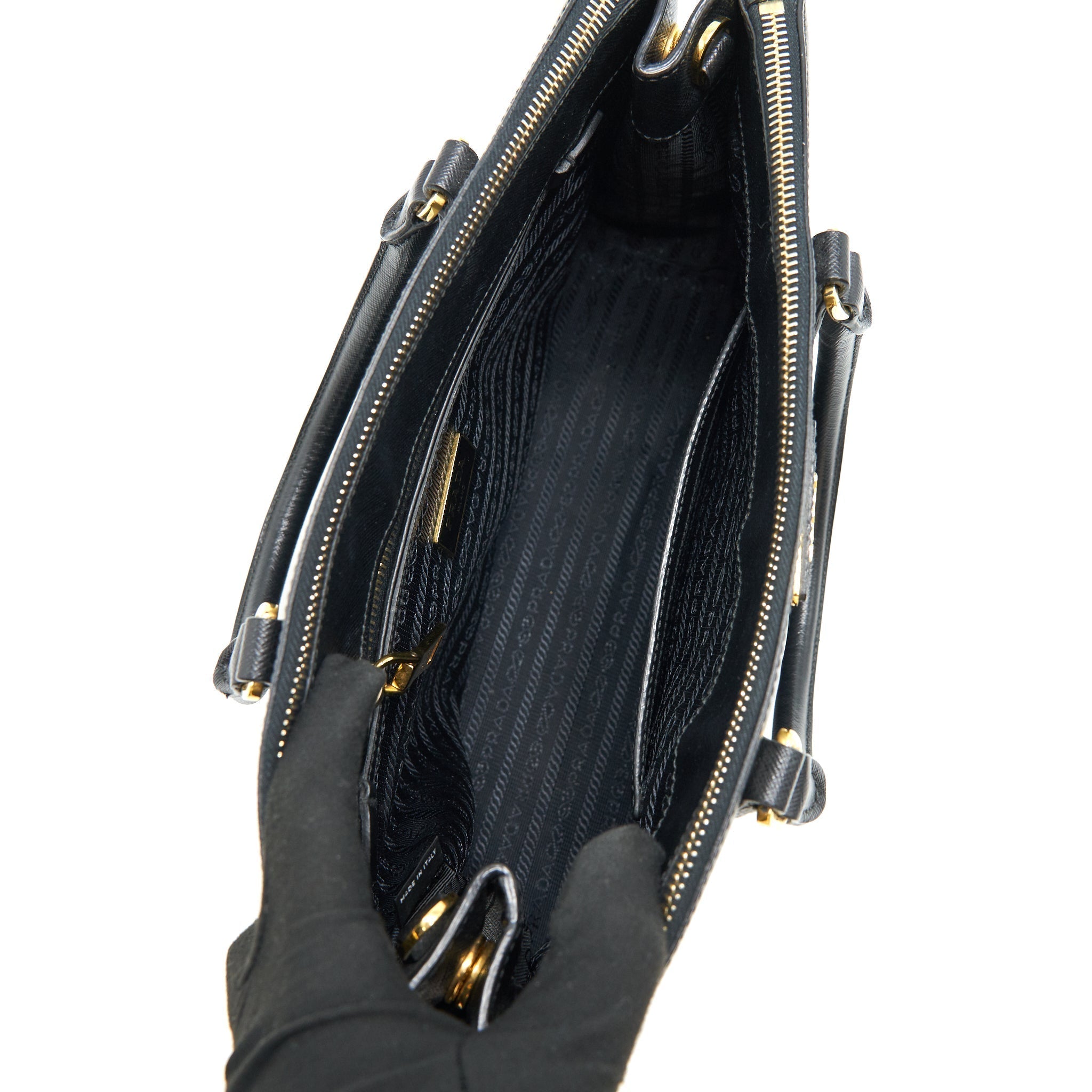 prada-saffiano-tote-bag-in-black