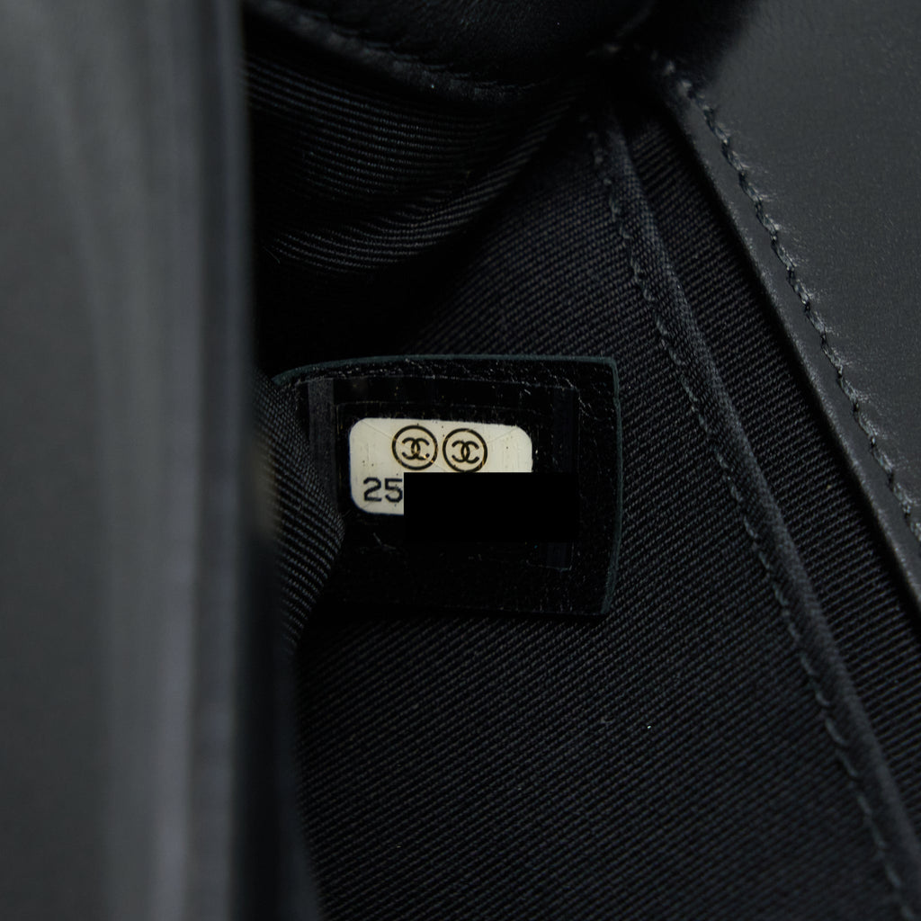 chanel-medium-boy-bag-limited-lambskin-black-white-shw