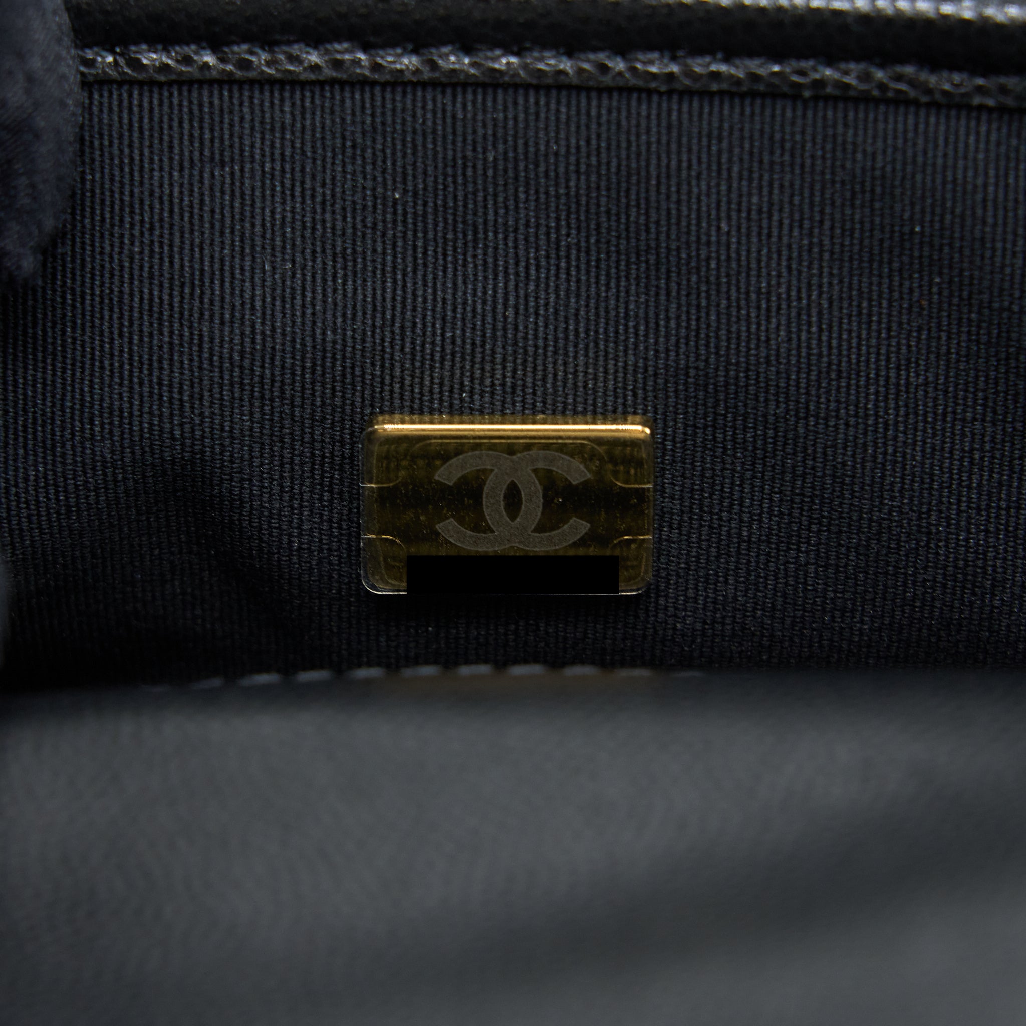 chanel-22k-top-handle-messenger-bag-caviar-black-brushed-ghwmicrochip