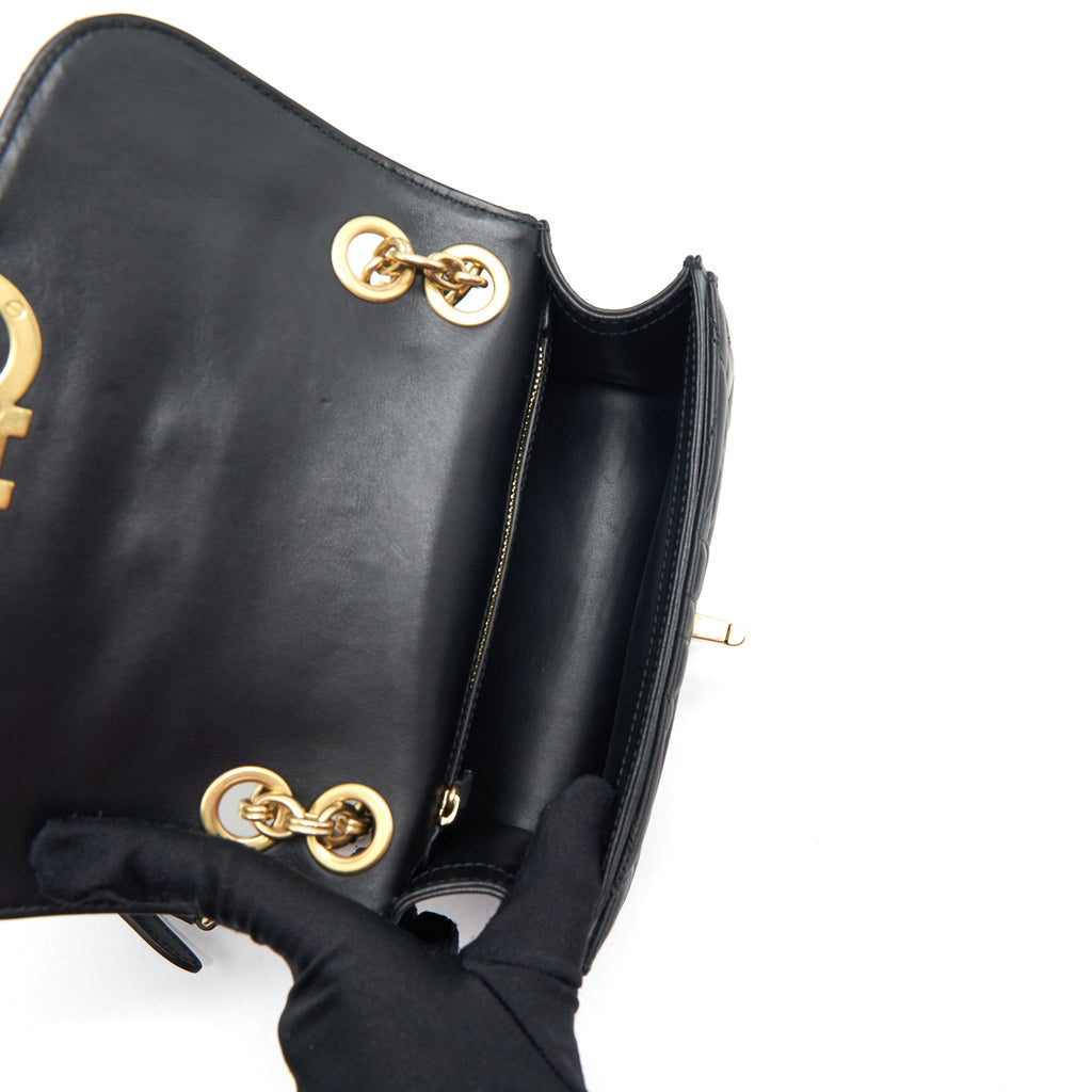 ferragamo-quilted-gancini-flap-bag-calfskin-black-ghw