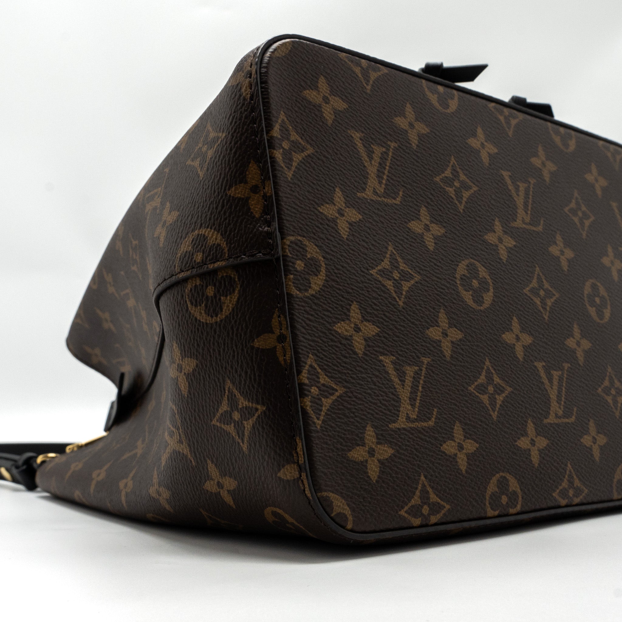 louis-vuitton-neonoe-monogram-canvas-black-ghw-1