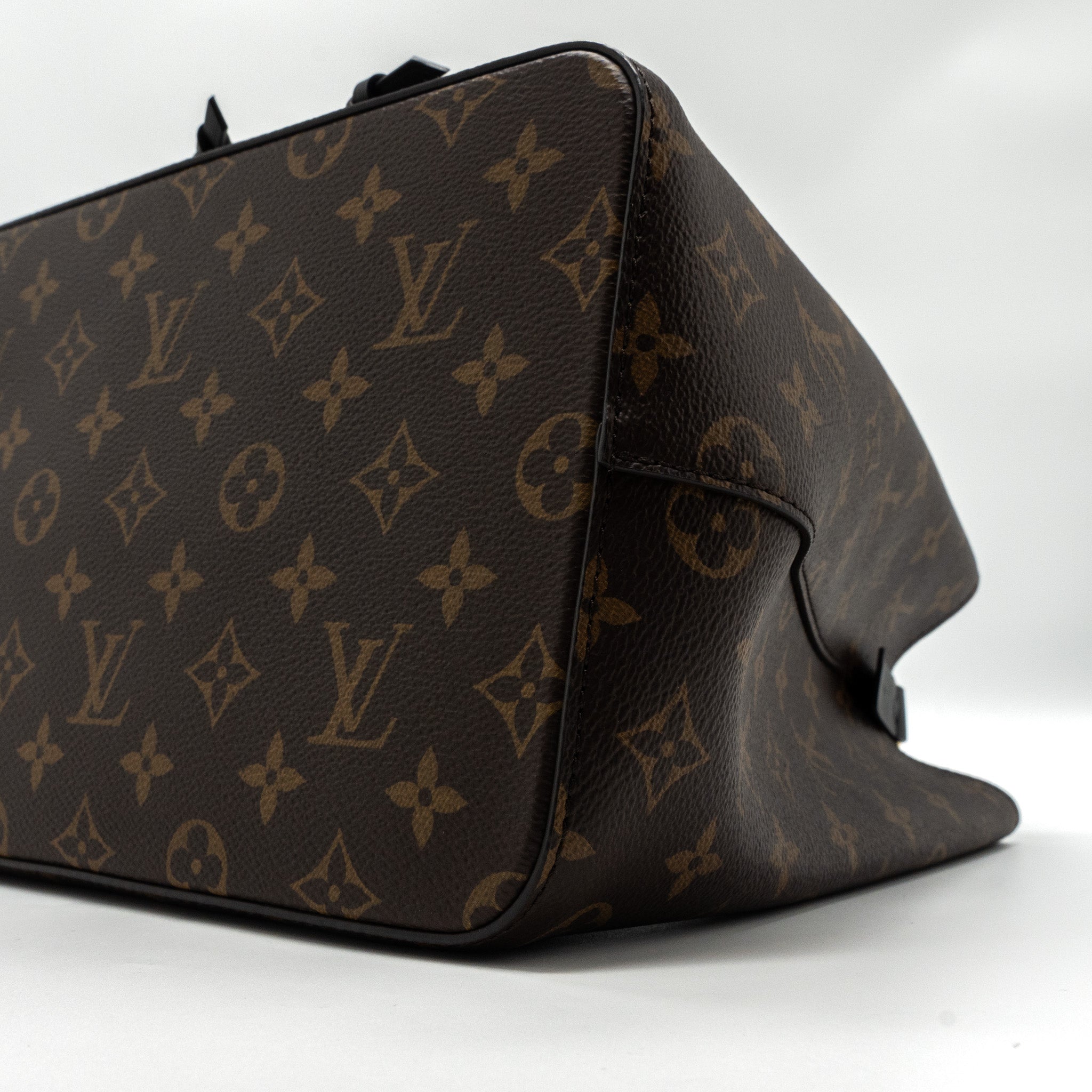 louis-vuitton-neonoe-monogram-canvas-black-ghw-1