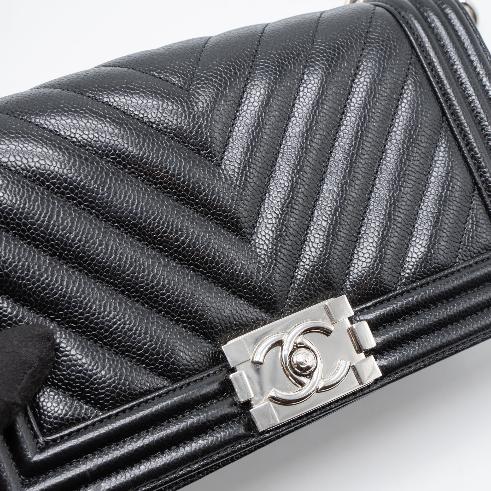 chanel-medium-boy-bag-caviar-black-shw