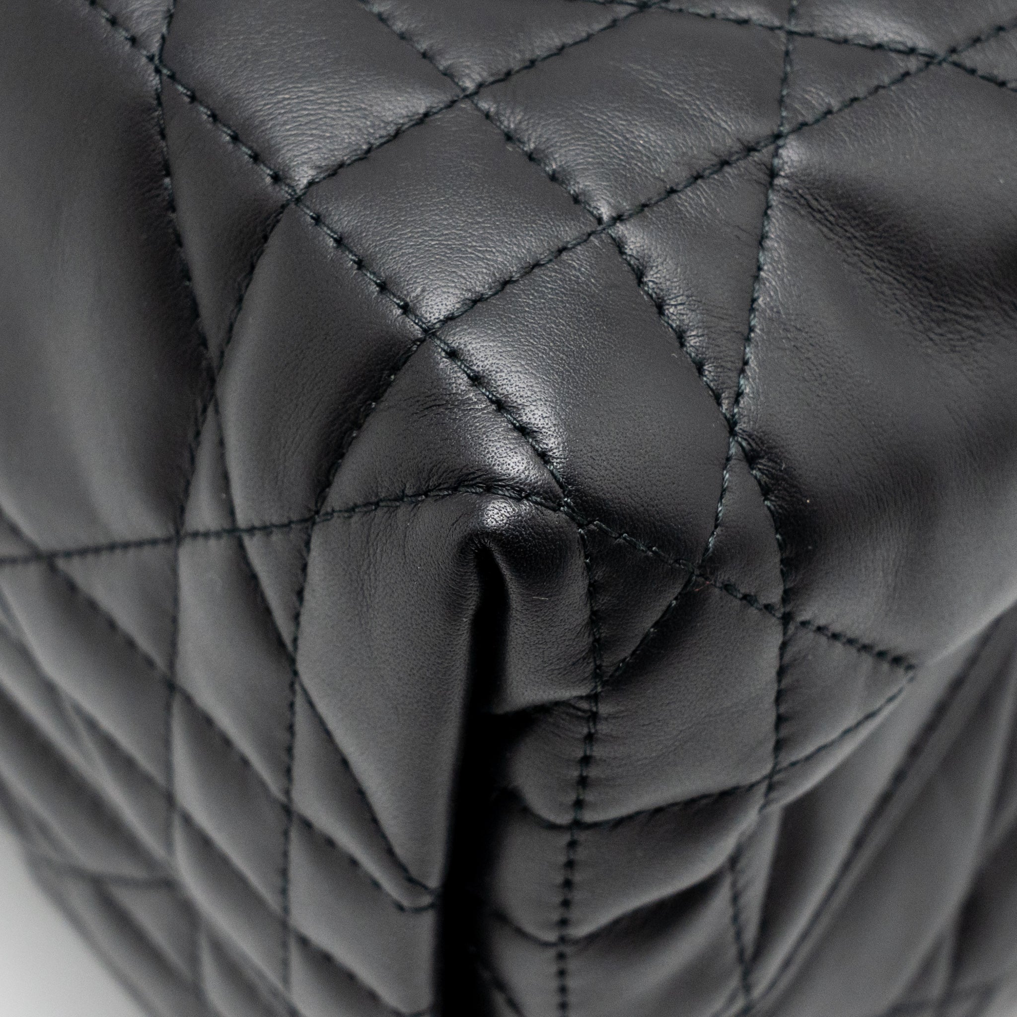 dior-medium-dior-toujours-tote-bag-macrocannage-calfskin-black-lghw-copy