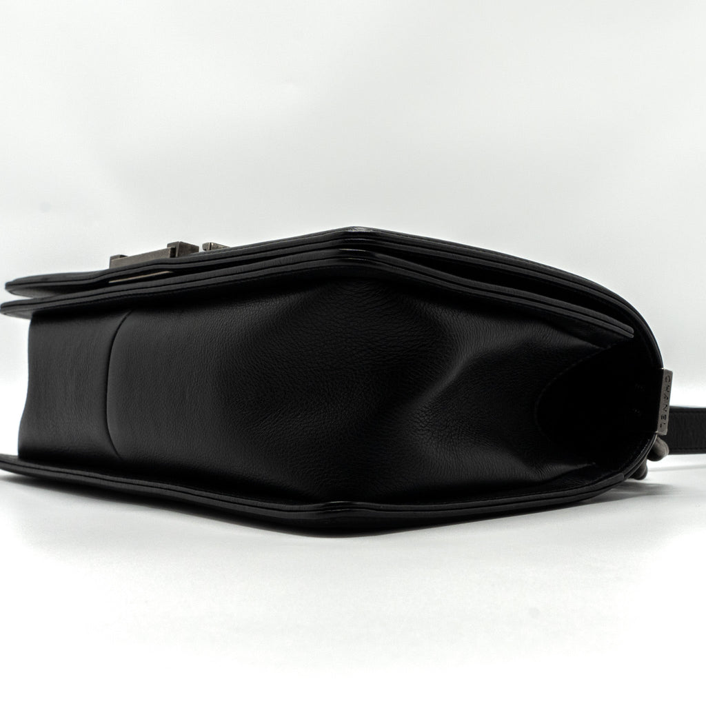 chanel-medium-boy-bag-calfskin-black-ruthenium-shw