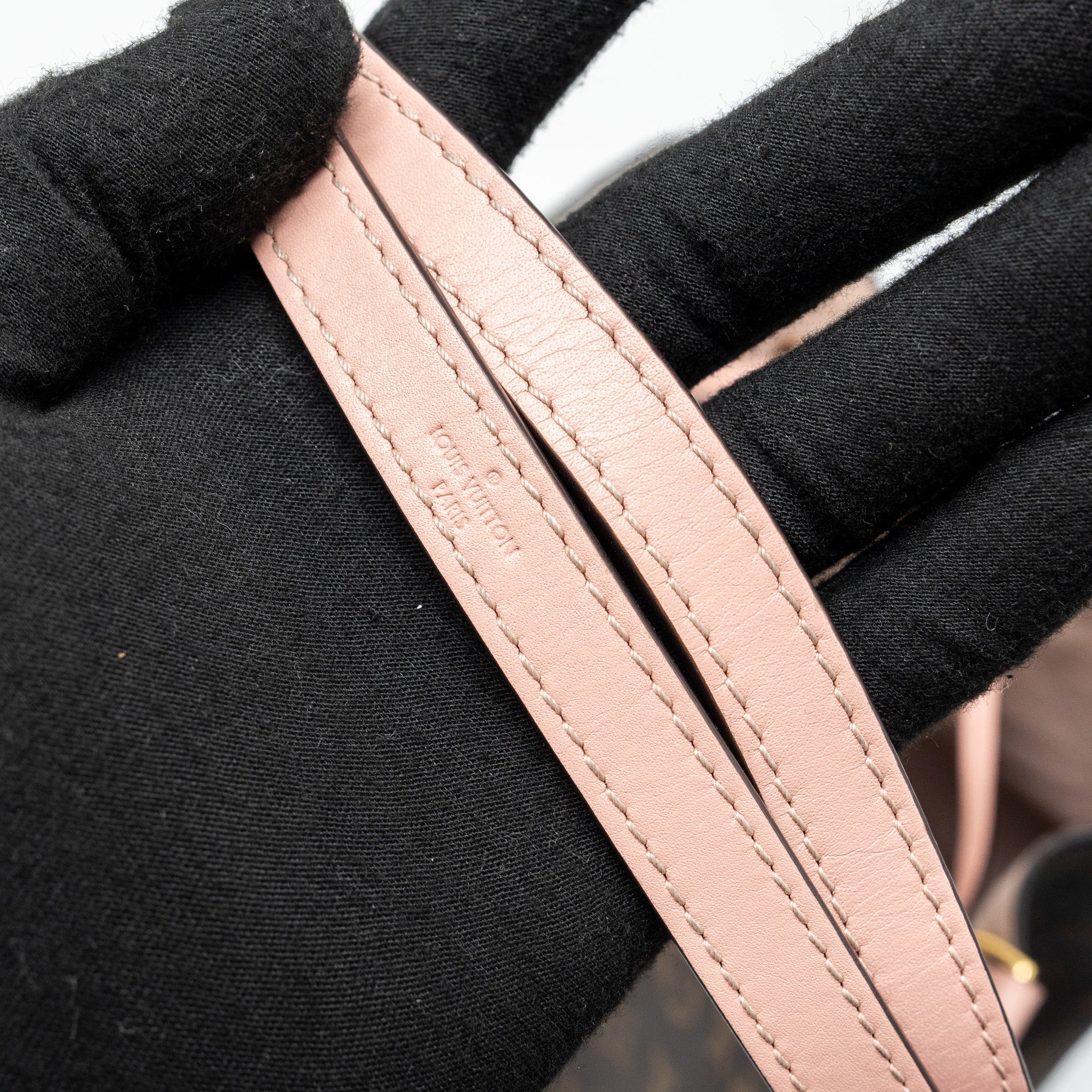 louis-vuitton-neonoe-monogram-canvas-rose-poudre-ghw-2