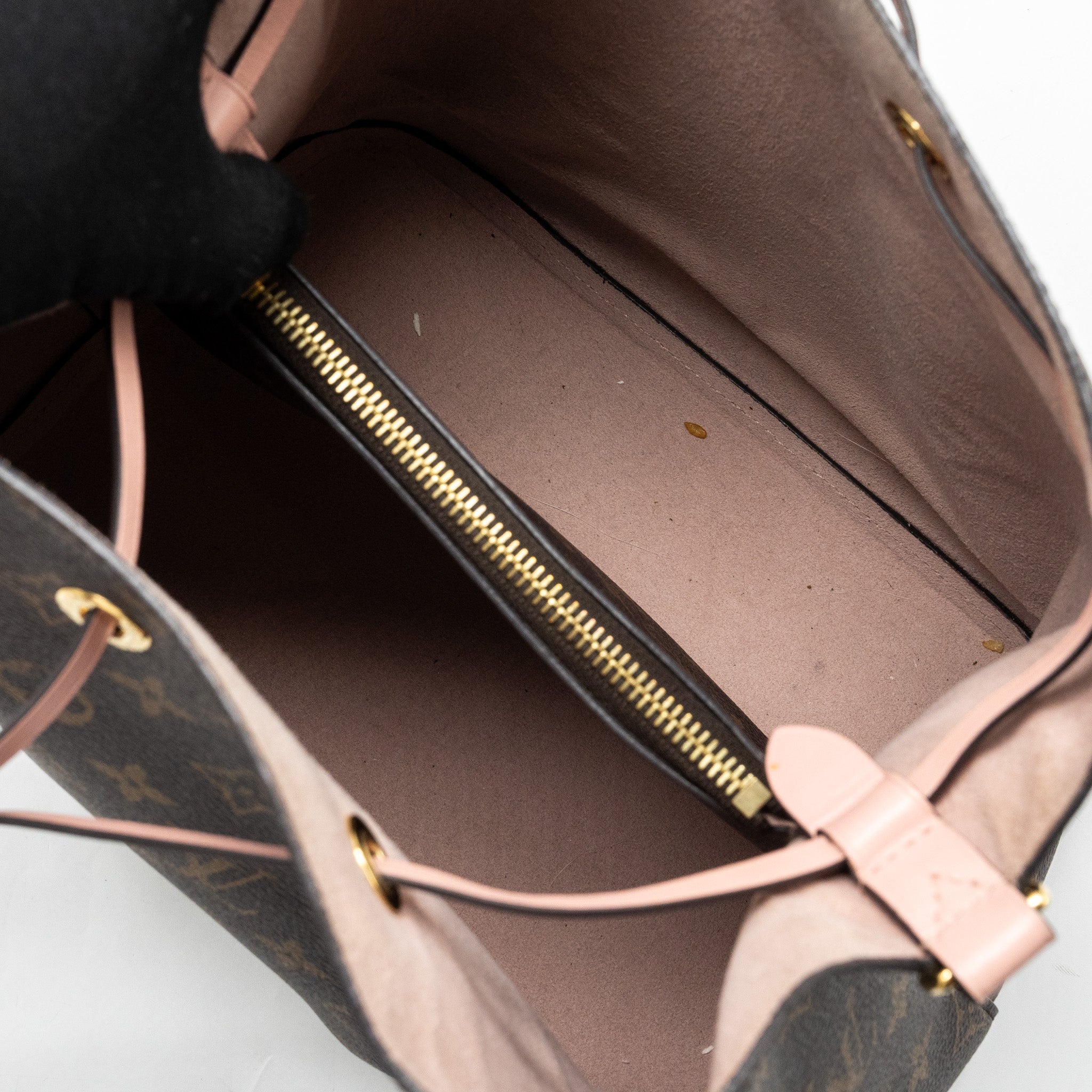 louis-vuitton-neonoe-monogram-canvas-rose-poudre-ghw-2