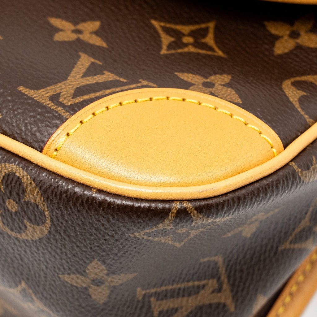 louis-vuitton-diane-bag-with-fuchsia-strap-monogram-canvas-ghw
