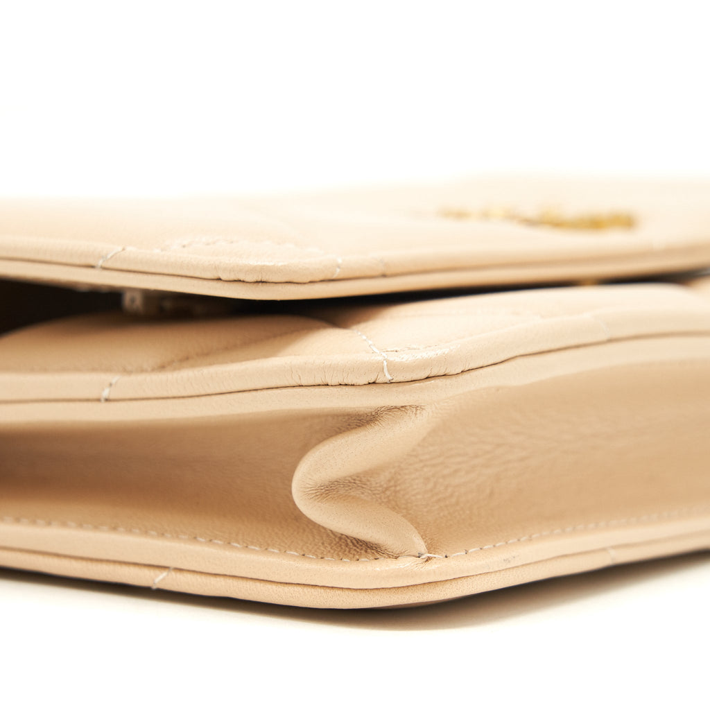 chanel-19-wallet-on-chain-beige-ghw