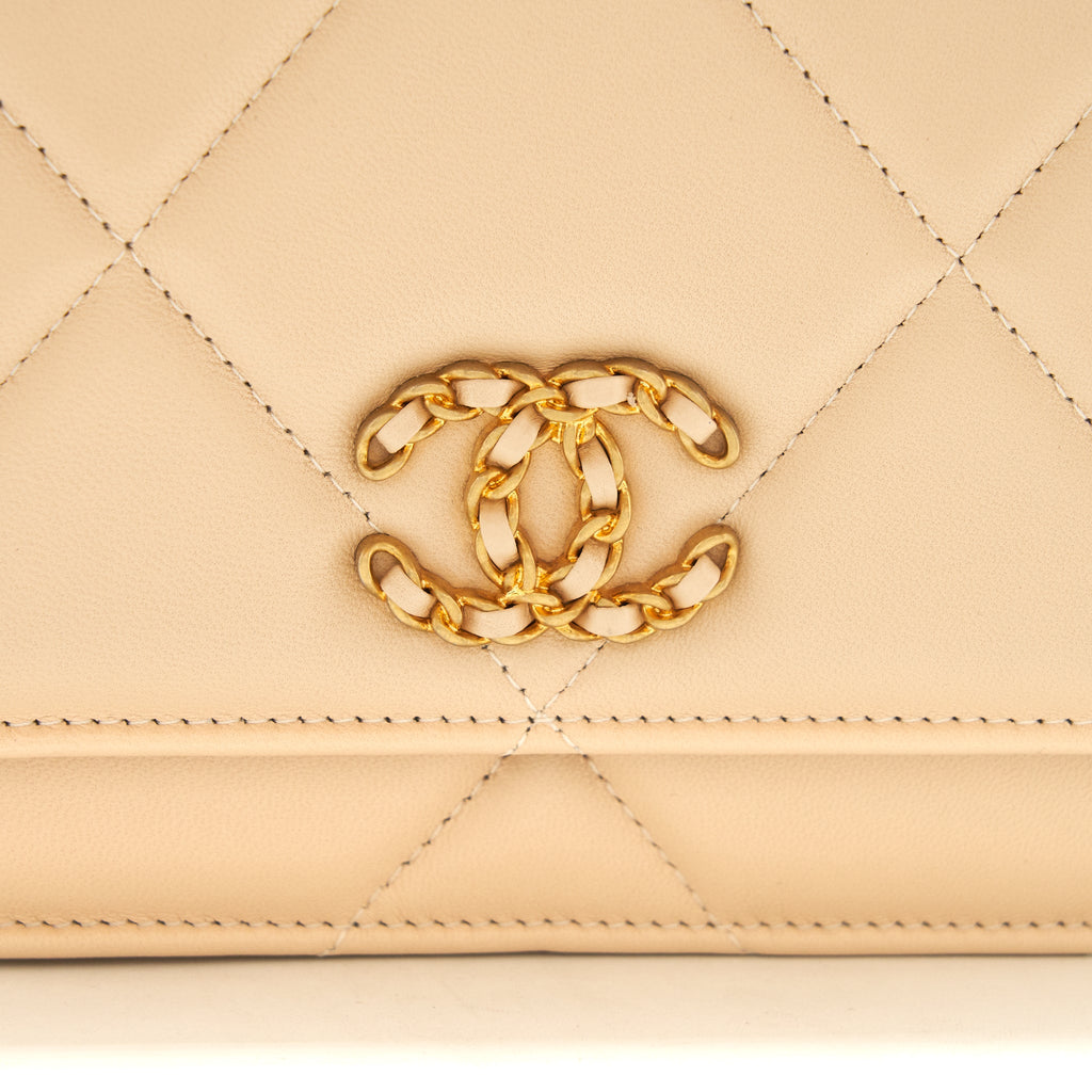 chanel-19-wallet-on-chain-beige-ghw