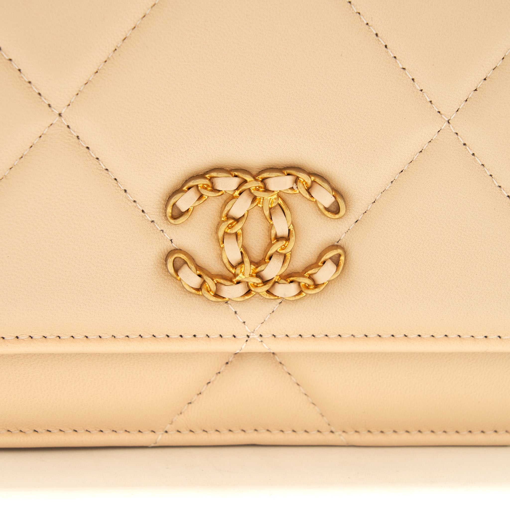 chanel-19-wallet-on-chain-beige-ghw
