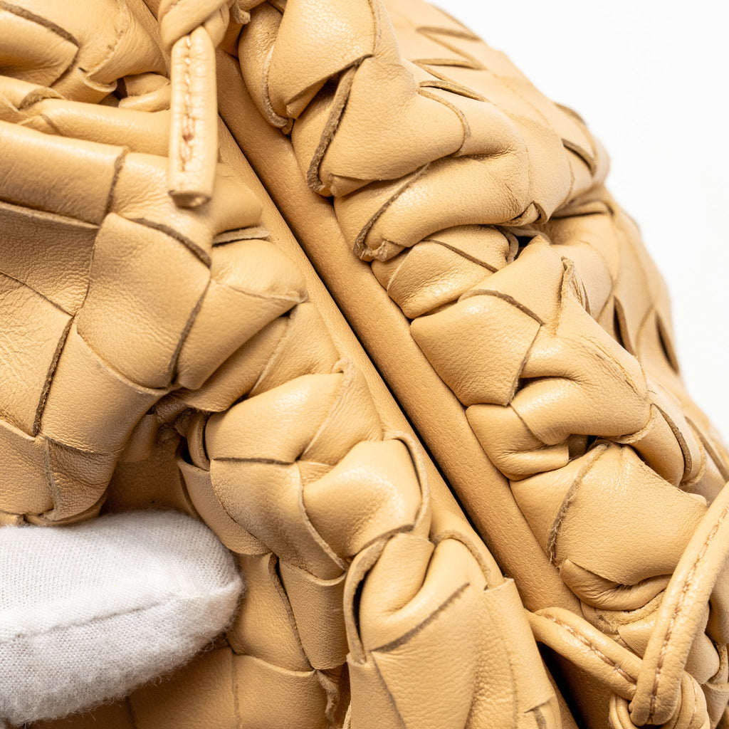 bottega-veneta-mini-pouch-intrecciato-lambskin-beige