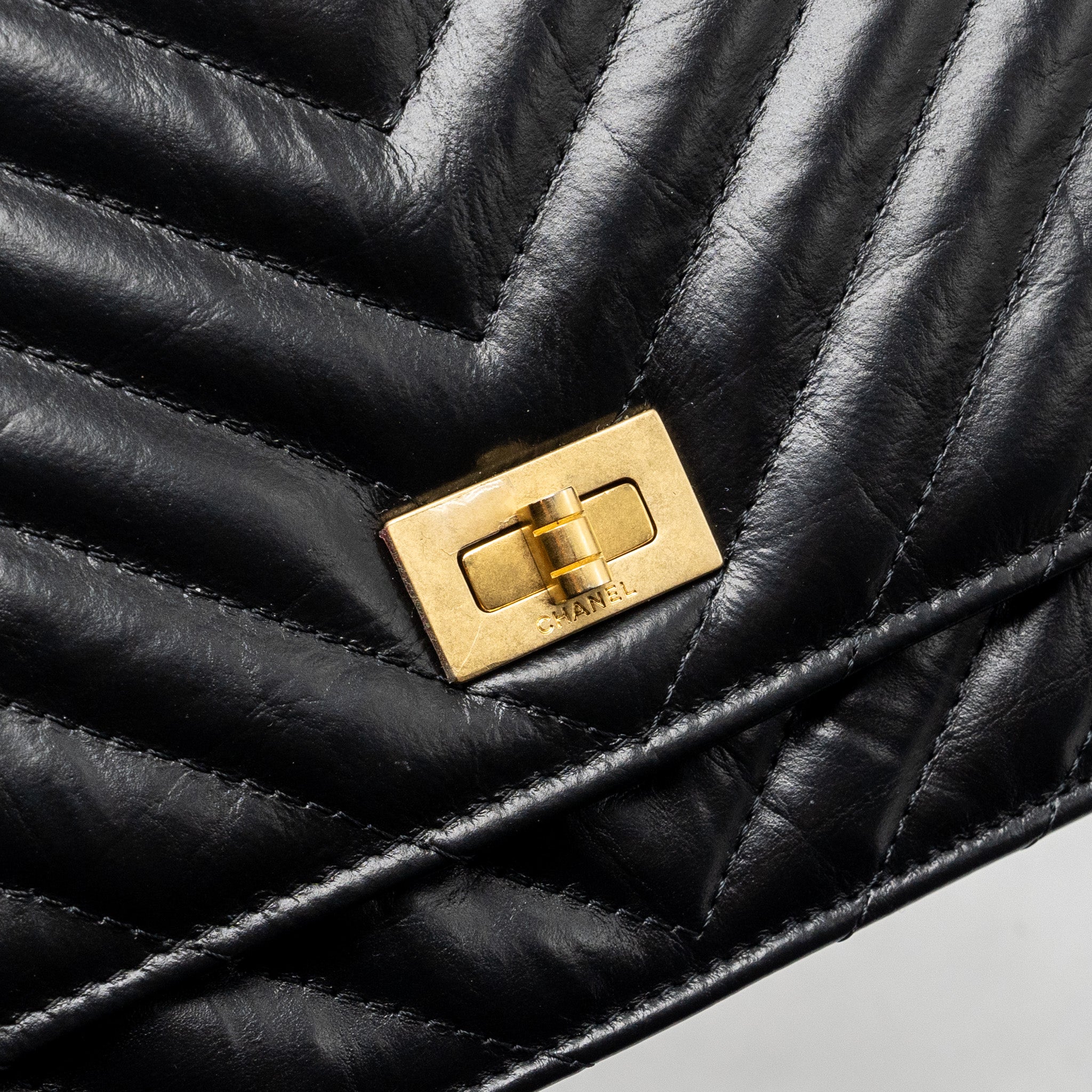 chanel-chevron-2-55-reissue-wallet-on-chain-aged-calfskin-black-ghw-microchip