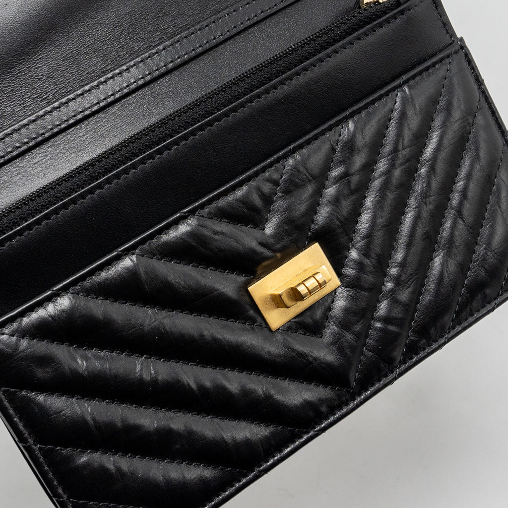 chanel-chevron-2-55-reissue-wallet-on-chain-aged-calfskin-black-ghw-microchip