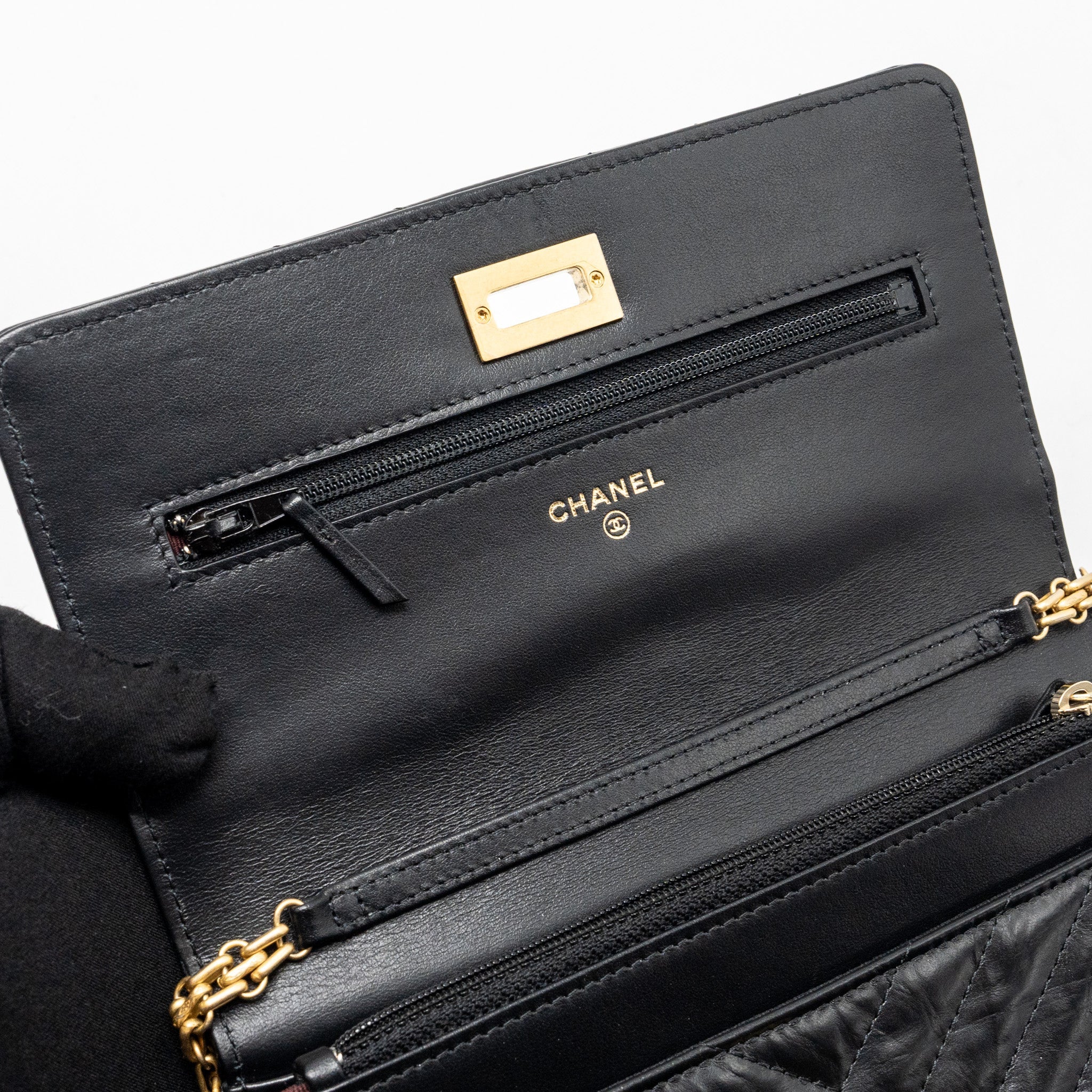 chanel-chevron-2-55-reissue-wallet-on-chain-aged-calfskin-black-ghw-microchip