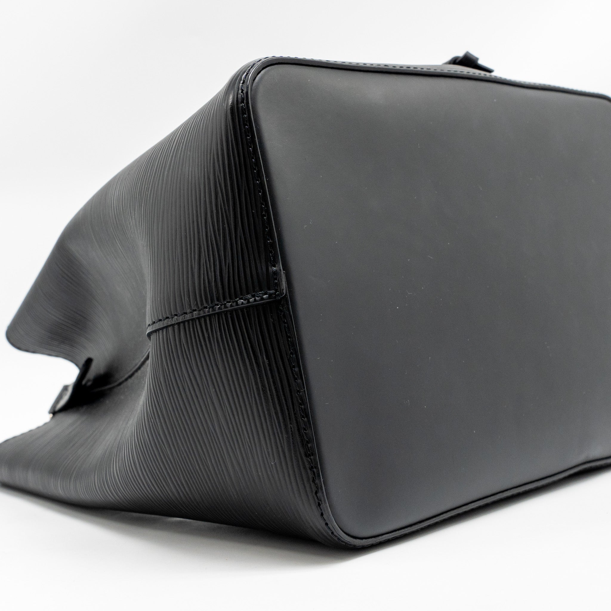 louis-vuitton-neo-noe-mm-epi-black-shw