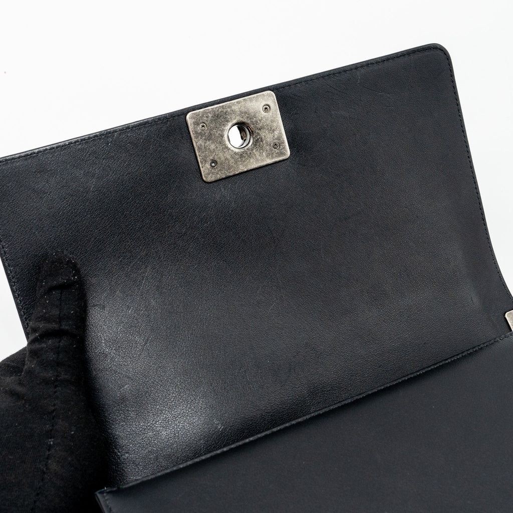chanel-medium-chevron-boy-bag-lambskin-black-ruthenium-hardware