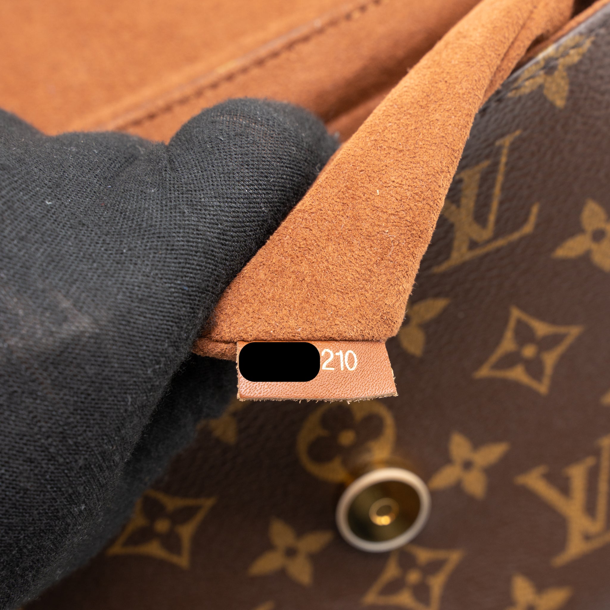louis-vuitton-locky-bb-monogram-canvas-caramel-ghw