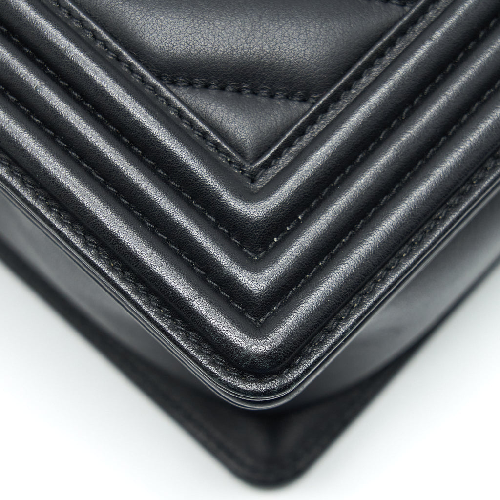 chanel-medium-chevron-boy-bag-calfskin-black-ruthenium-hardware