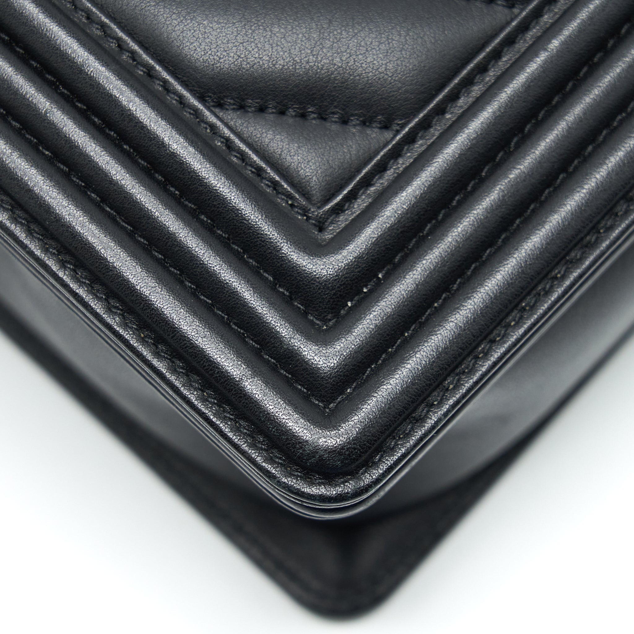chanel-medium-chevron-boy-bag-calfskin-black-ruthenium-hardware