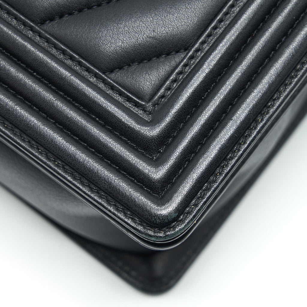 chanel-medium-chevron-boy-bag-calfskin-black-ruthenium-hardware