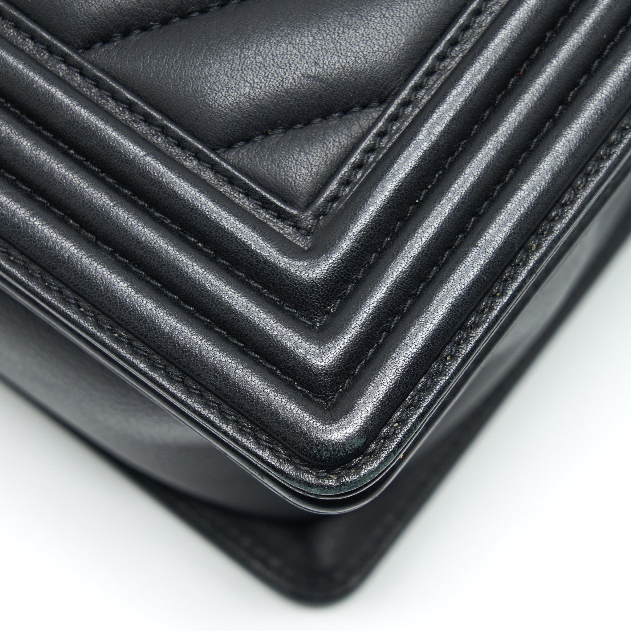 chanel-medium-chevron-boy-bag-calfskin-black-ruthenium-hardware