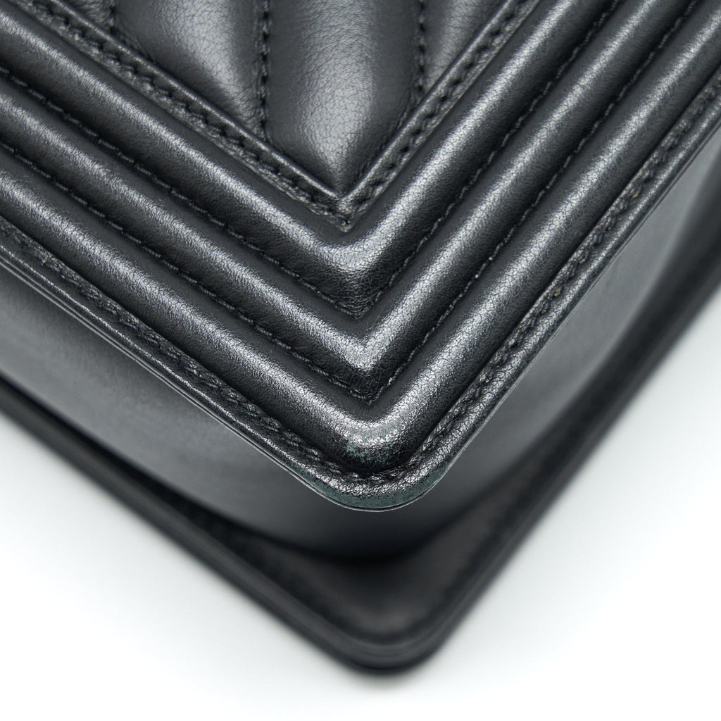 chanel-medium-chevron-boy-bag-calfskin-black-ruthenium-hardware