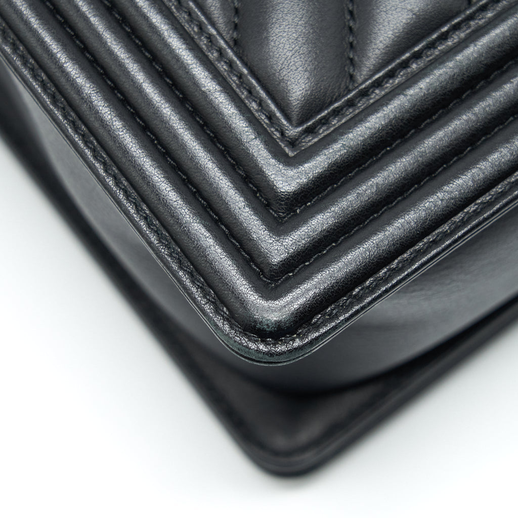 chanel-medium-chevron-boy-bag-calfskin-black-ruthenium-hardware
