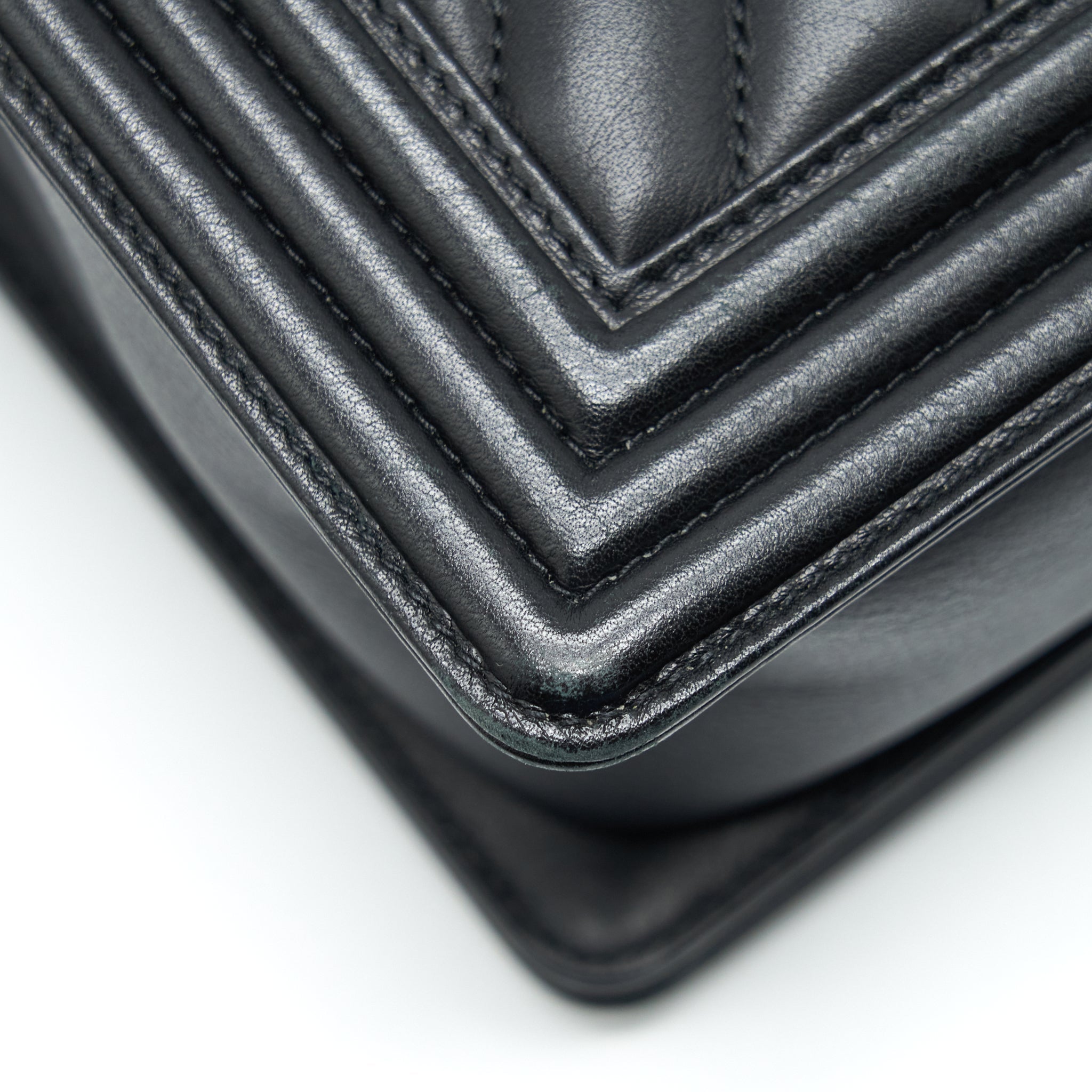 chanel-medium-chevron-boy-bag-calfskin-black-ruthenium-hardware