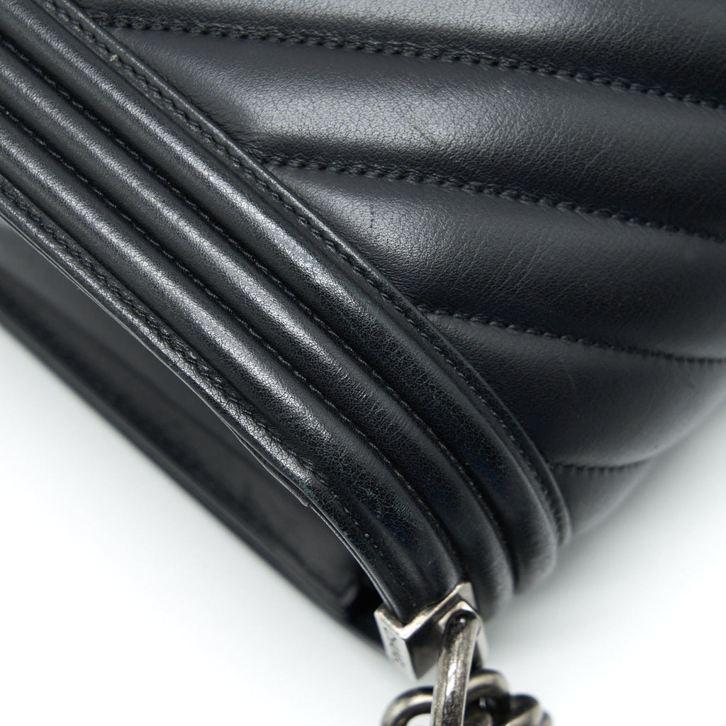 chanel-medium-chevron-boy-bag-calfskin-black-ruthenium-hardware