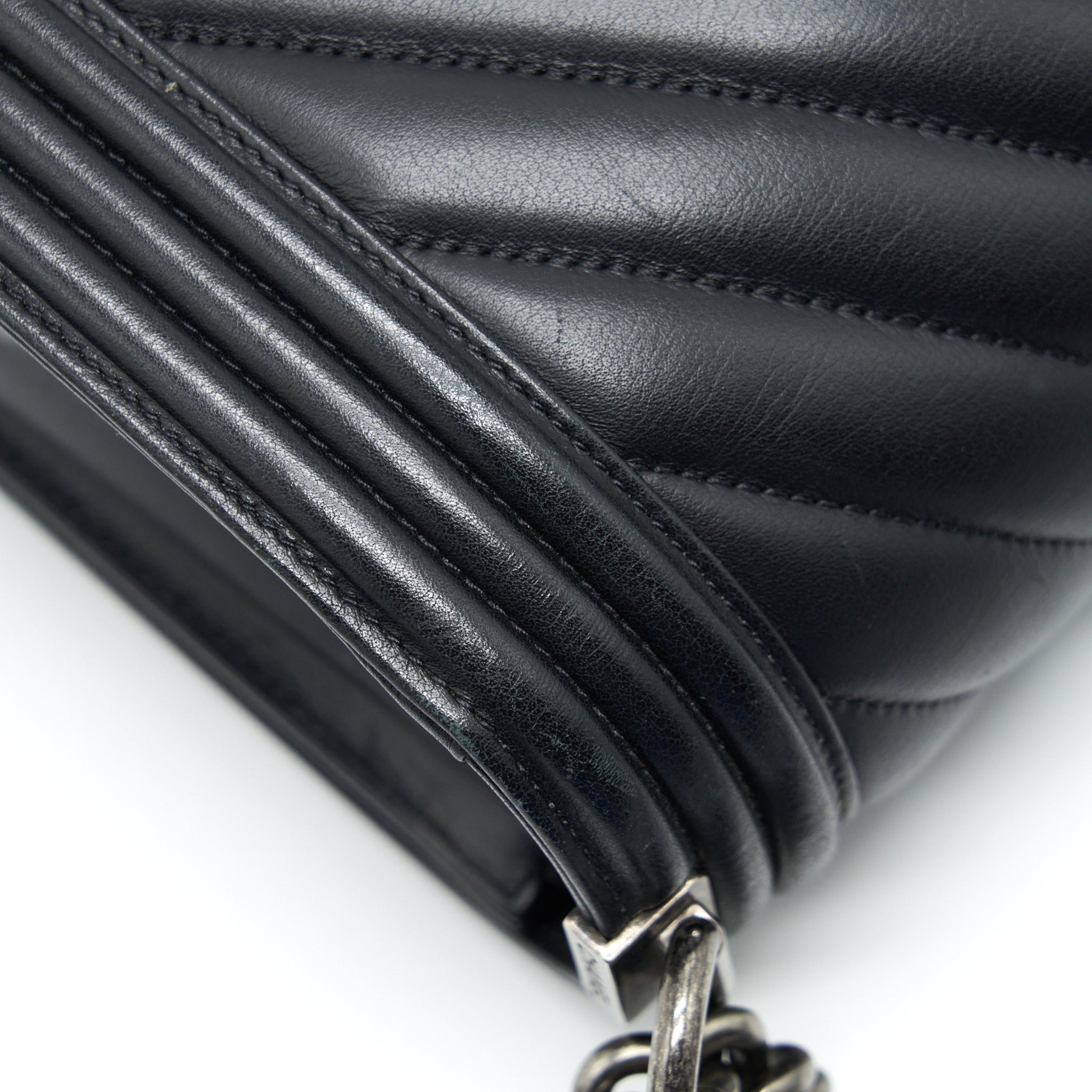 chanel-medium-chevron-boy-bag-calfskin-black-ruthenium-hardware