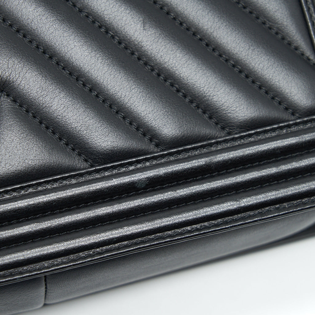 chanel-medium-chevron-boy-bag-calfskin-black-ruthenium-hardware