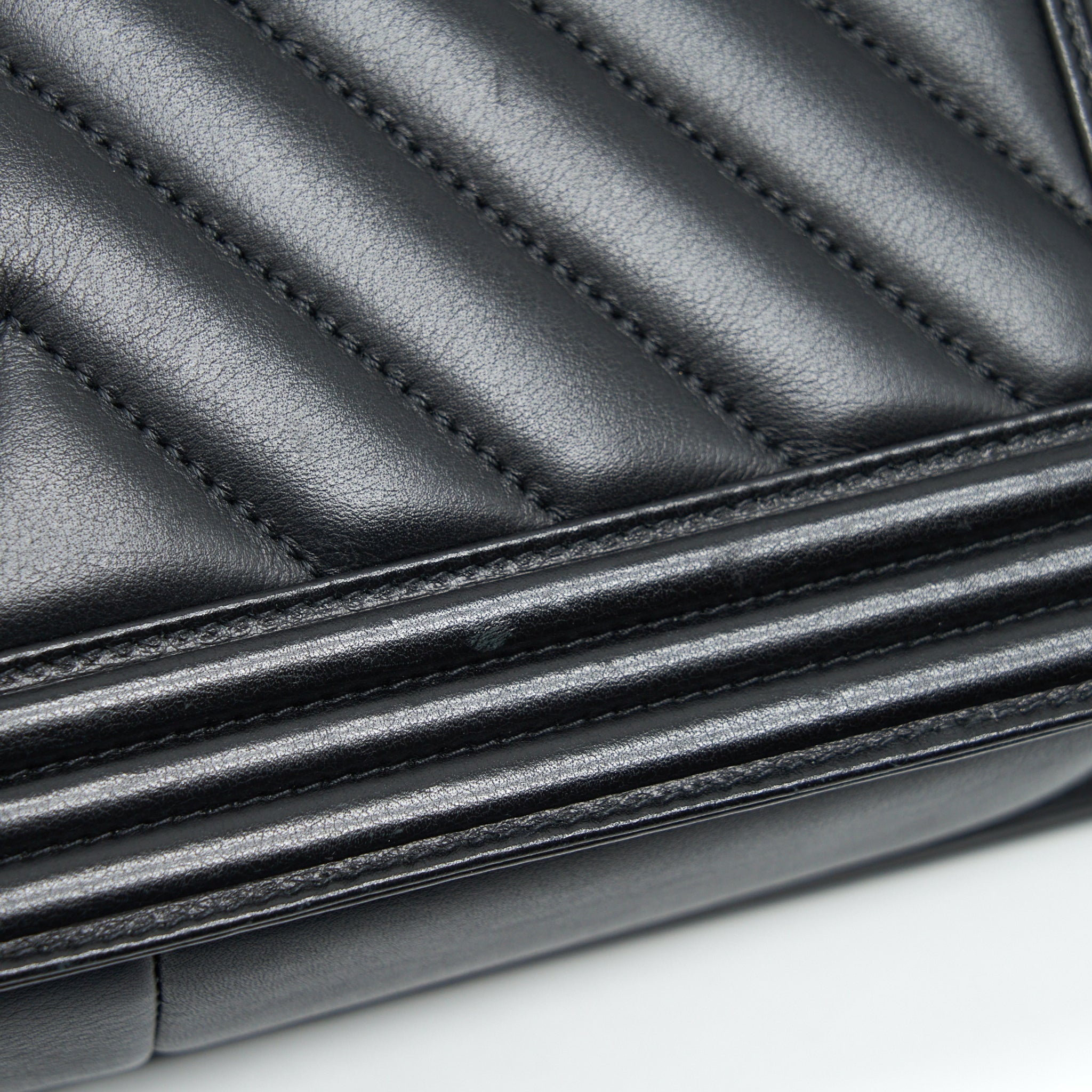 chanel-medium-chevron-boy-bag-calfskin-black-ruthenium-hardware