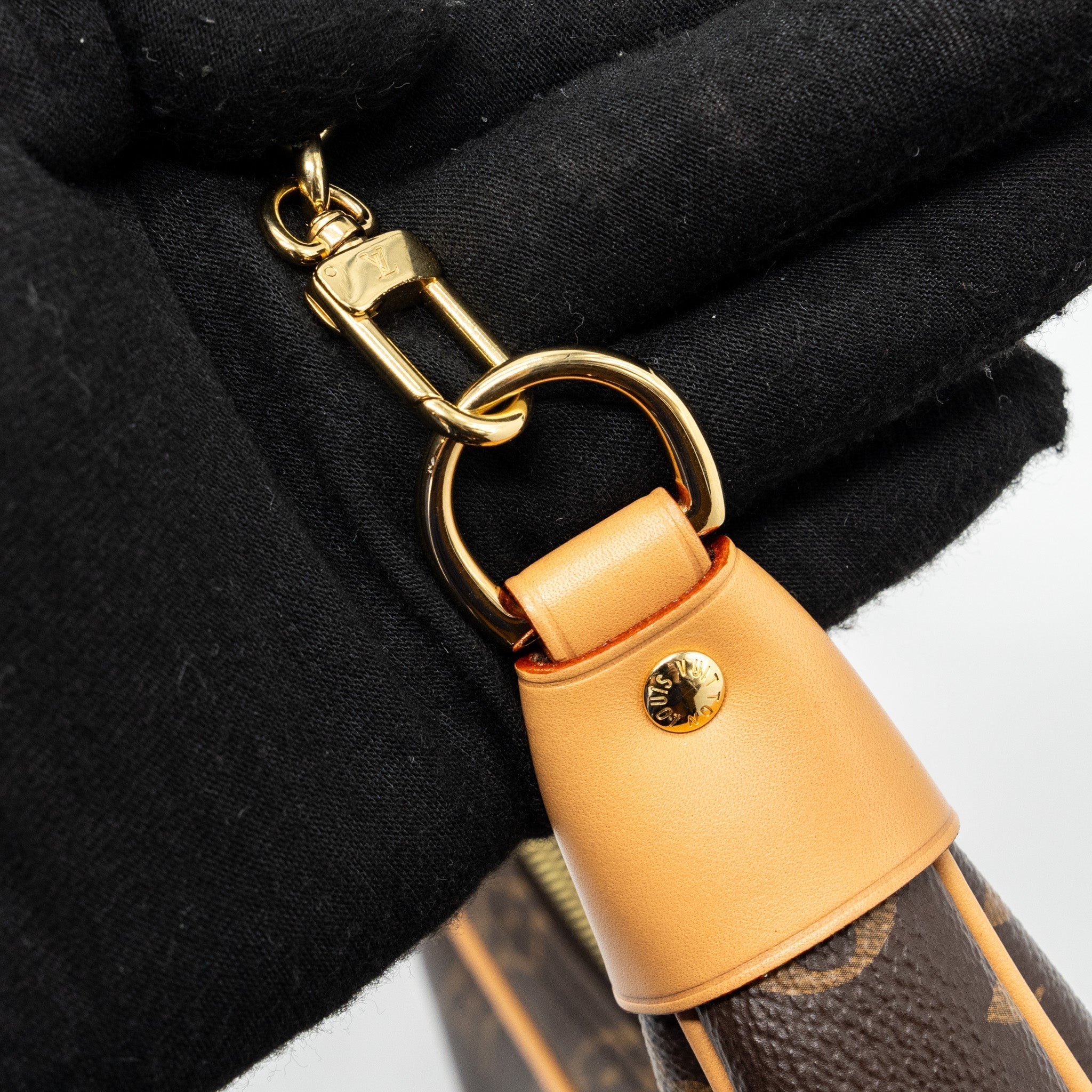 louis-vuitton-loop-bag-monogram-canvas-ghwmicrochip