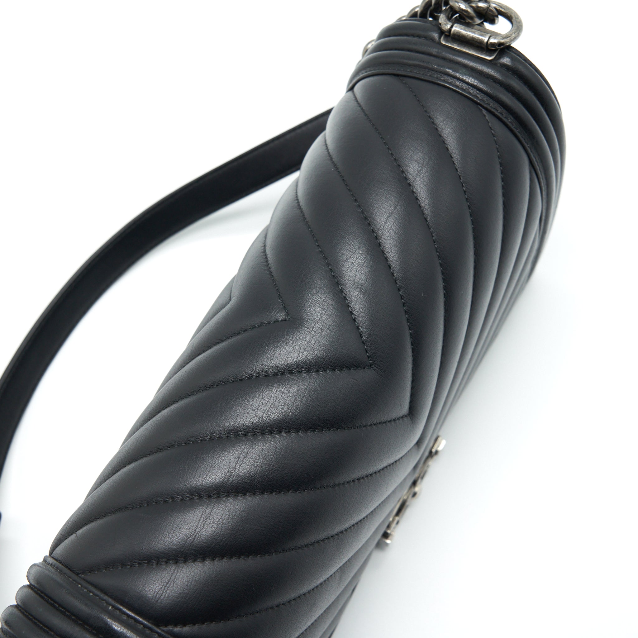 chanel-medium-chevron-boy-bag-calfskin-black-ruthenium-hardware