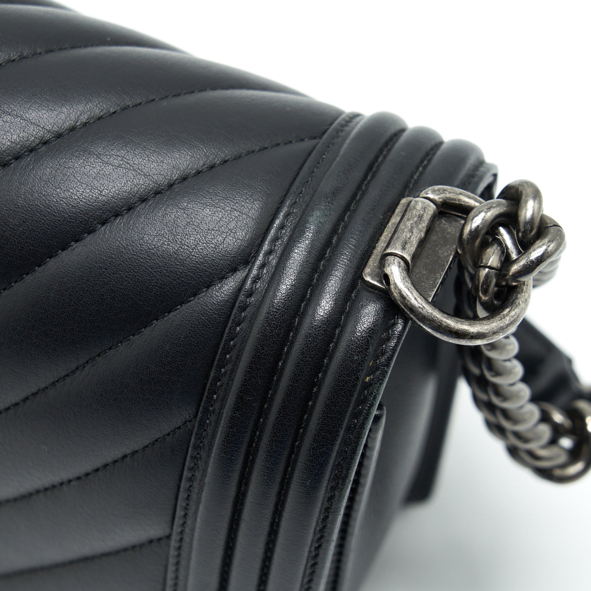 chanel-medium-chevron-boy-bag-calfskin-black-ruthenium-hardware