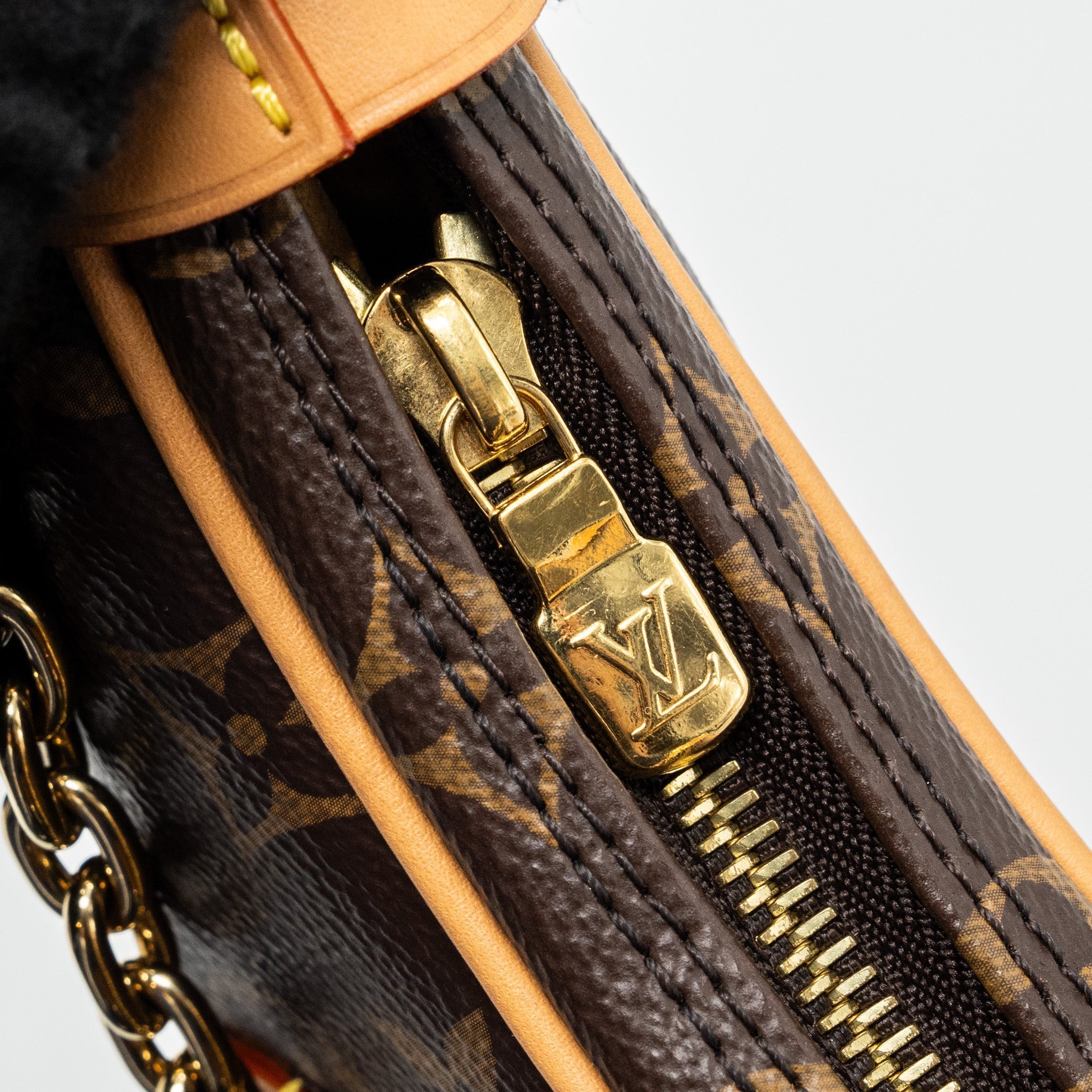 louis-vuitton-loop-bag-monogram-canvas-ghwmicrochip