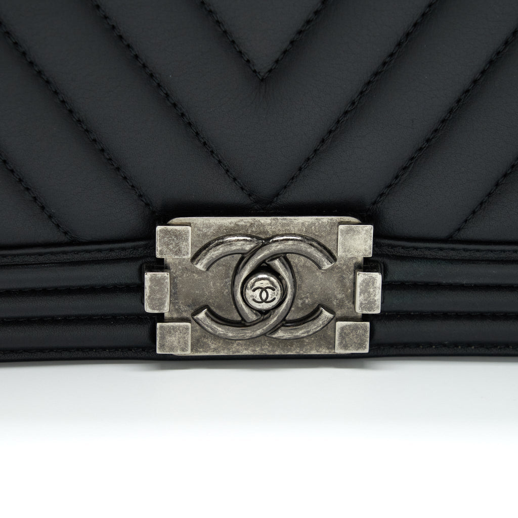 chanel-medium-chevron-boy-bag-calfskin-black-ruthenium-hardware