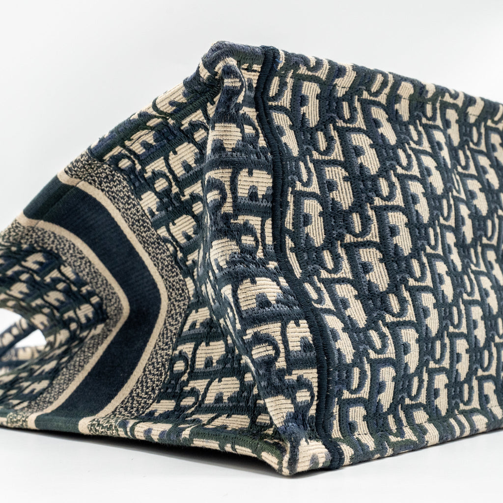 dior-medium-book-tote-dior-oblique-embroidery-blue-1