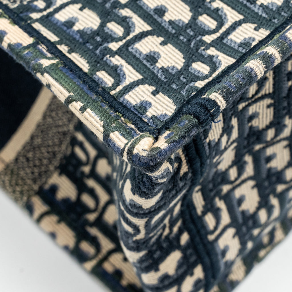dior-medium-book-tote-dior-oblique-embroidery-blue-1
