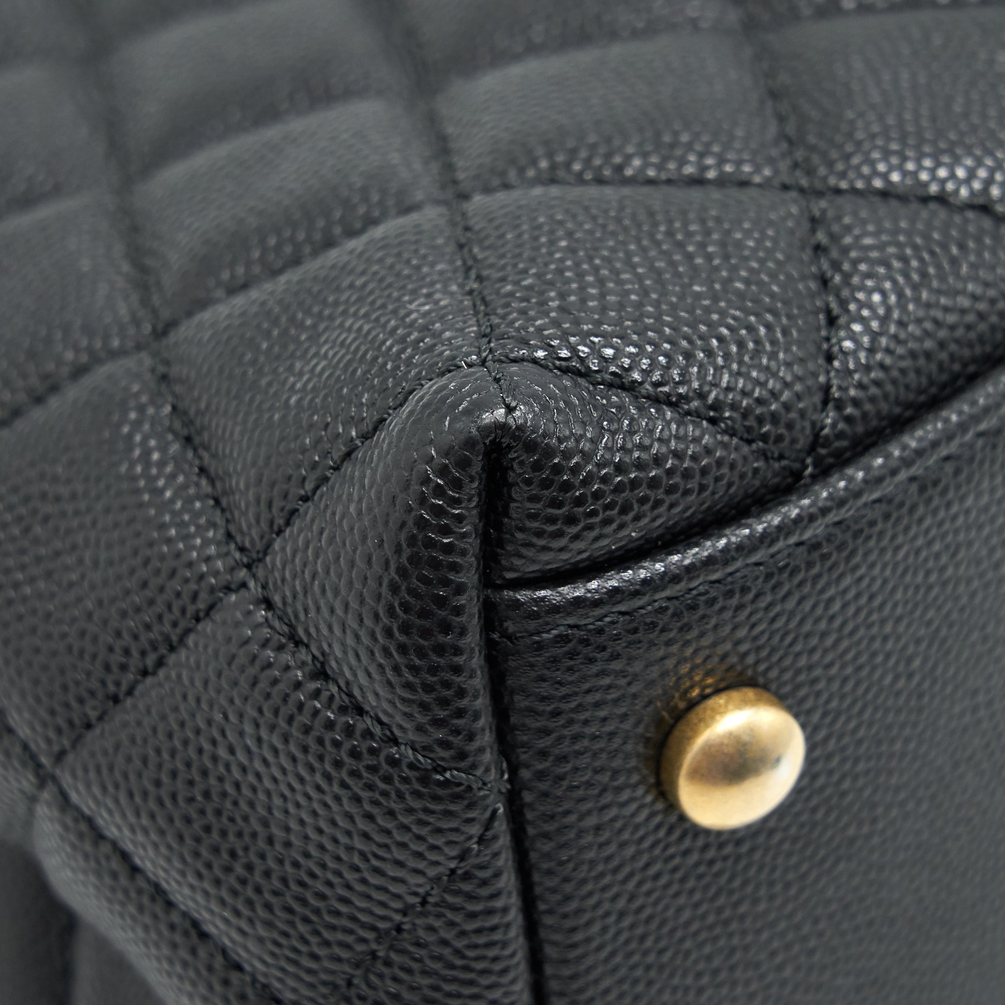 chanel-coco-handle-medium-in-caviar-black