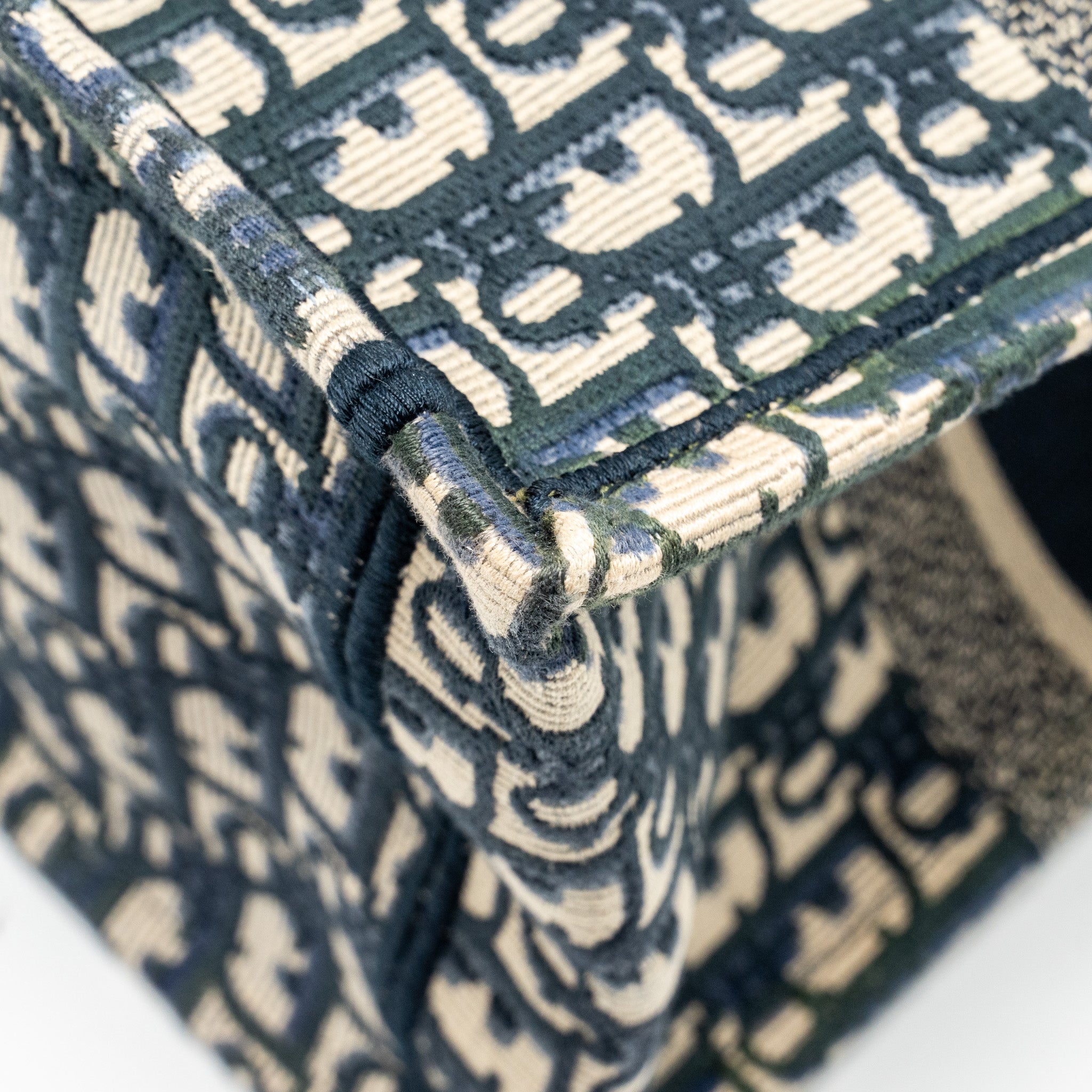 dior-medium-book-tote-dior-oblique-embroidery-blue-1