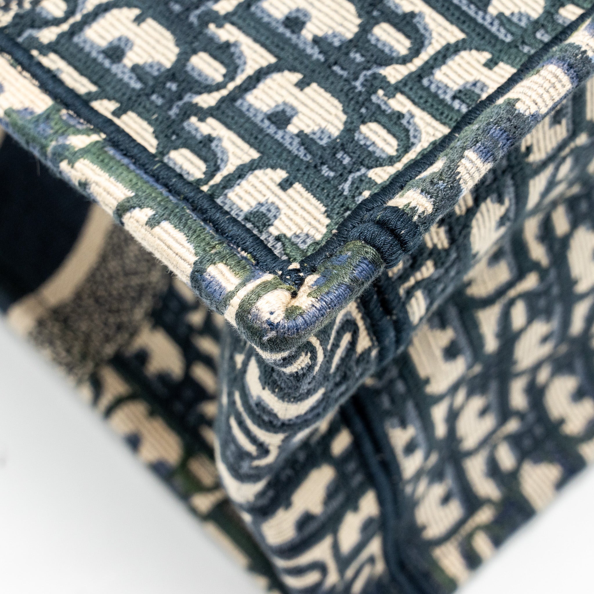 dior-medium-book-tote-dior-oblique-embroidery-blue-1
