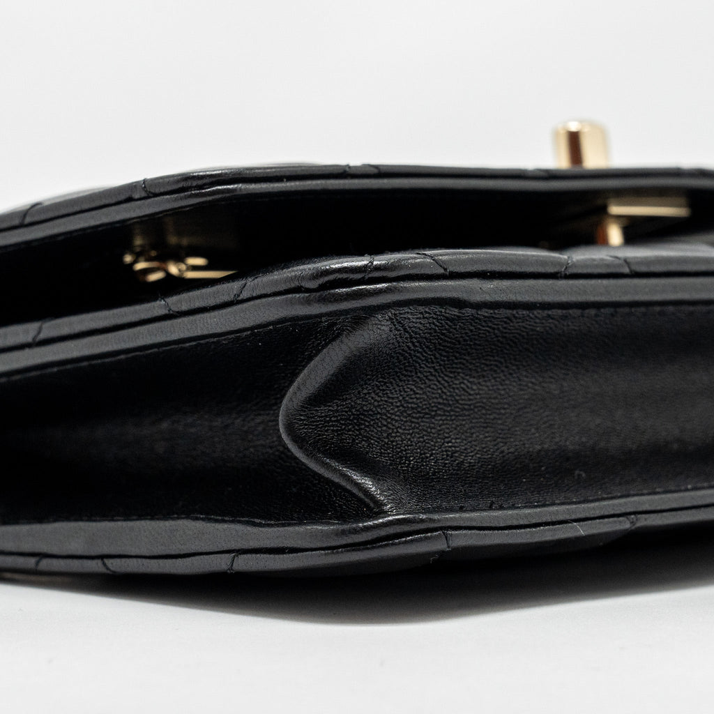 chanel-pearl-detailed-top-handel-wallet-on-chain-lambskin-black-lghw-microchip